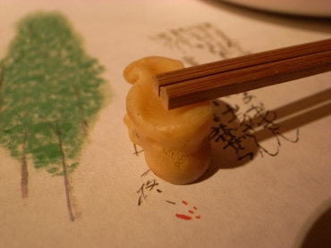 羊の骨で作られた箸置き。