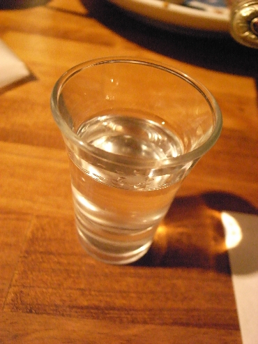 水餃子。香酢をかけて食べます。